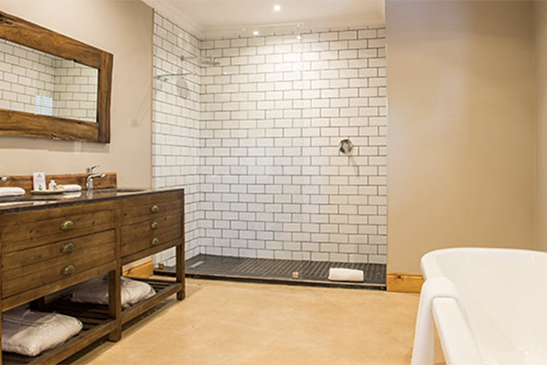 Safaris Down South - Village Lodge at Botlierskop Game Reserve - Superior Room